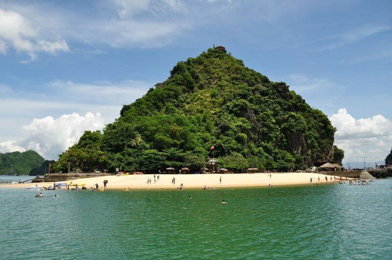 vinh-ha-long-huyen-thoai-bien-xanh-va-bi-an-nghin-dao-da.jpg