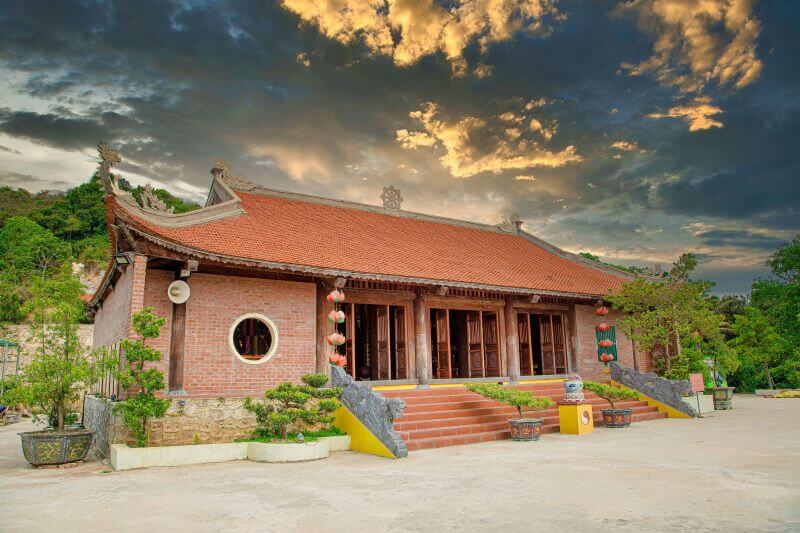 chua-truc-lam-co-to-bieu-tuong-tam-linh-giua-dao-ngoc.jpg