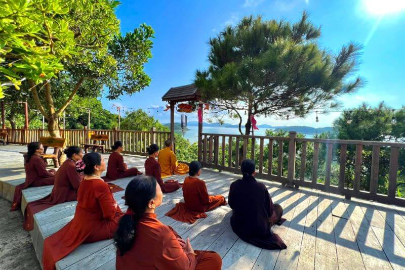 chua-truc-lam-co-to-bieu-tuong-tam-linh-giua-dao-ngoc.jpg