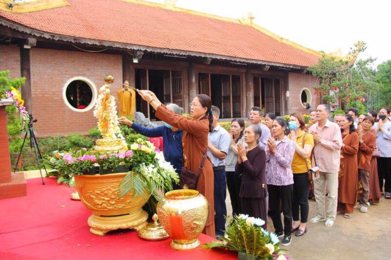 chua-truc-lam-co-to-bieu-tuong-tam-linh-giua-dao-ngoc.jpg