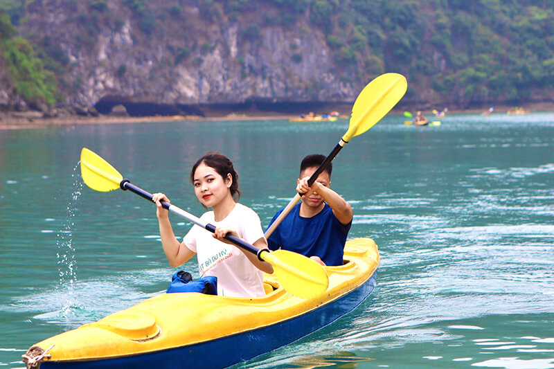 Chèo kayak trên vịnh Lan Hạ