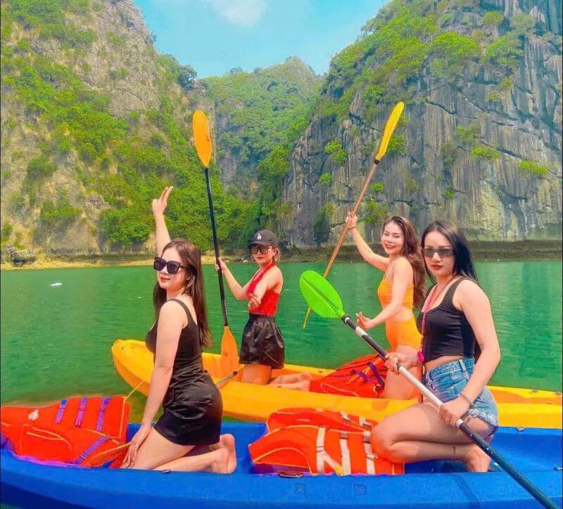 du-lich-vinh-lan-ha-1-ngay-tam-bien-cheo-kayak-tiec-hoang-hon.jpg