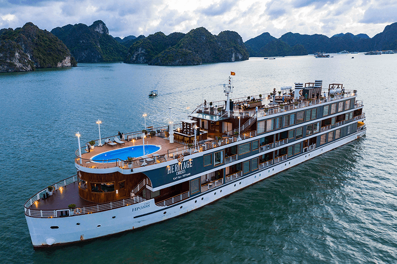 Du thuyền Heritage thăm vịnh Lan Hạ