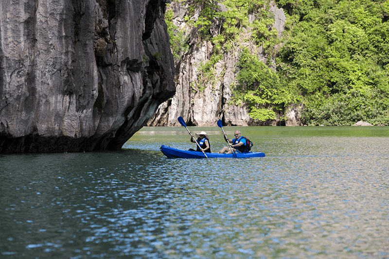 Trải nghiệm hoạt động chèo Kayak trên vịnh Lan Hạ