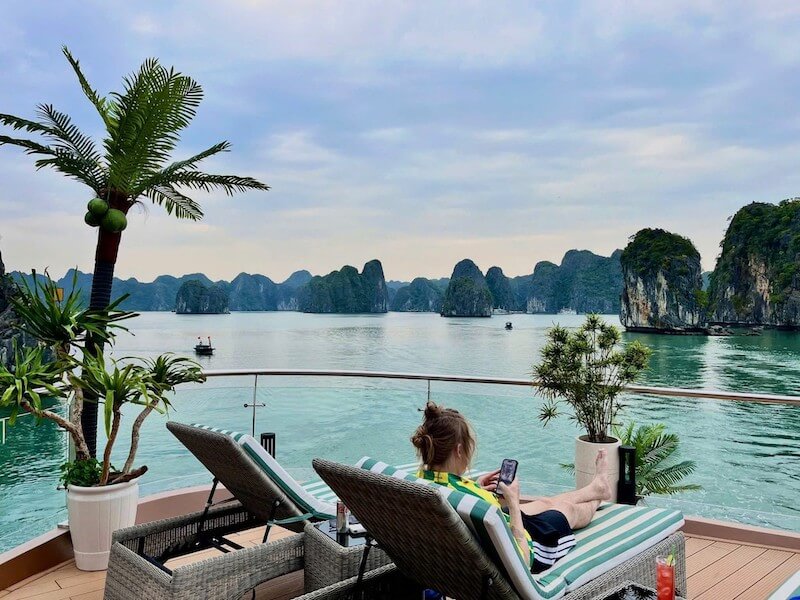 Tour du thuyền ri&ecirc;ng thăm vịnh Lan Hạ
