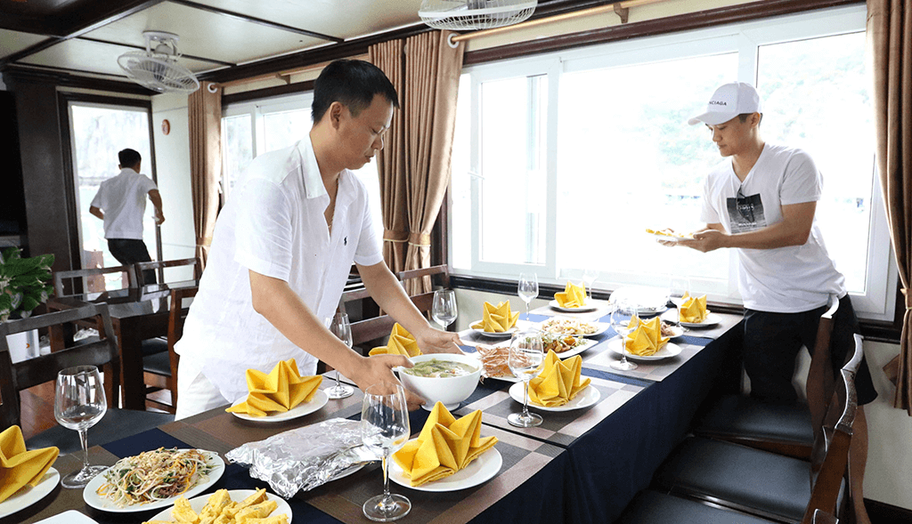 Thực đơn hải sản trên tàu thăm vịnh Lan Hạ