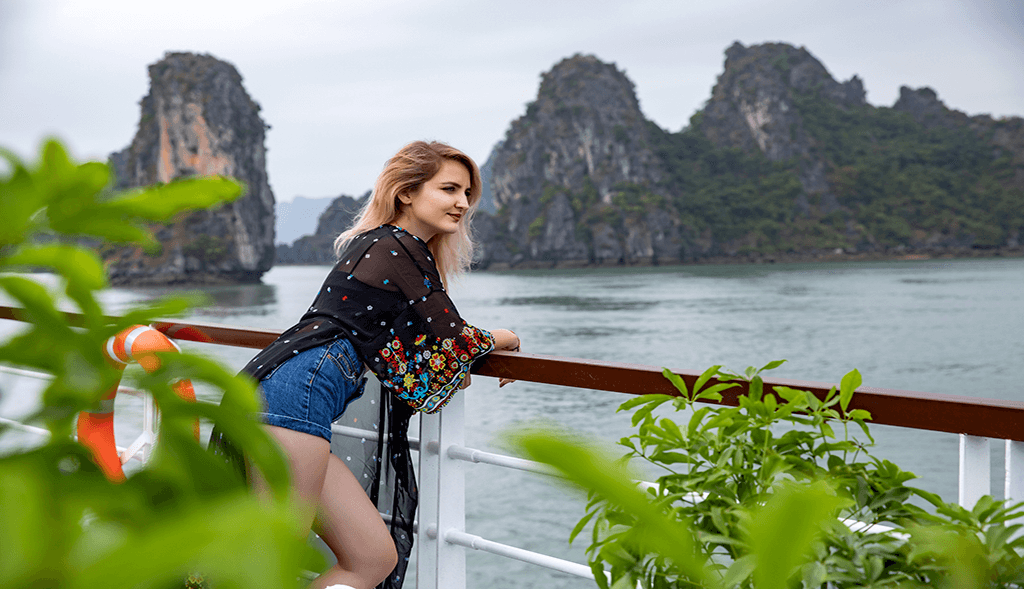 Check in tour du  thuyền vịnh Lan Hạ