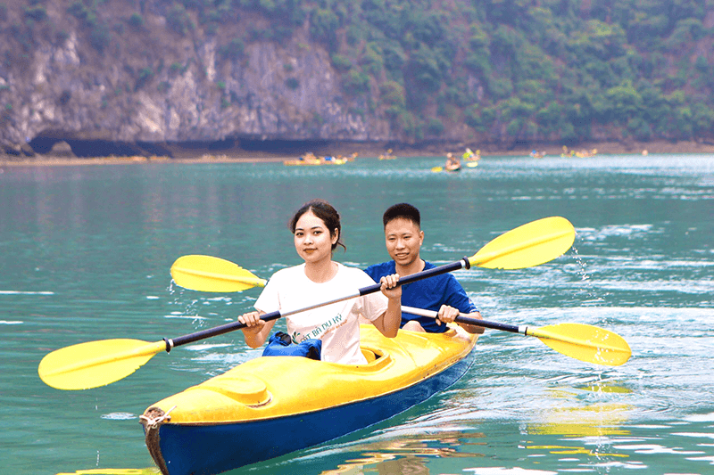 Chèo  kayak  vịnh  Lan  Hạ